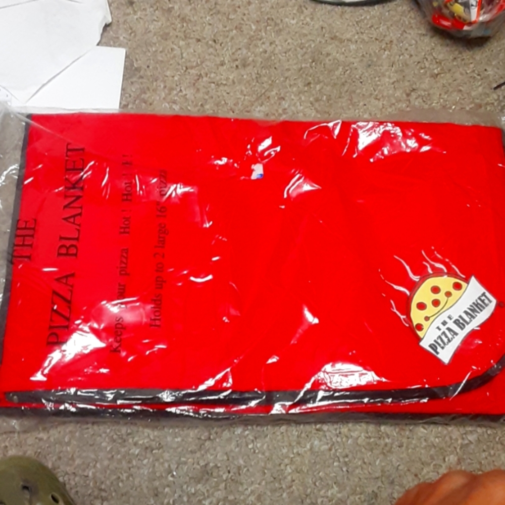 THE PIZZA BLANKET HOLDS UP TO 16" PIZZAS NEW IN PACKAGE